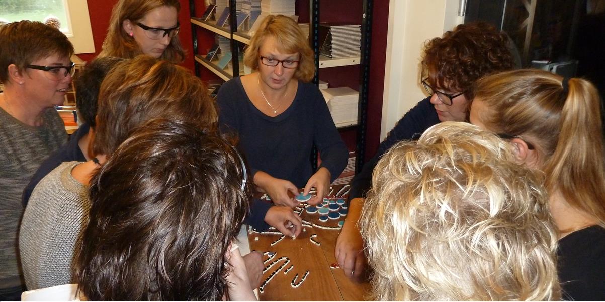 Babyshower Emmen waarbij de sfeer tijdens het Gipsbuik bij Duusk in drenthe ongedwongen ontstaat en gezellig en sfeervol is met iedereen